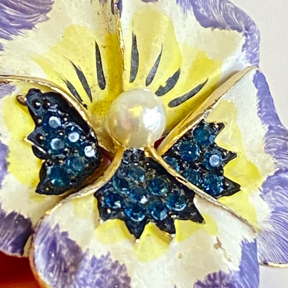 Hand Painted Enamel Pansy Brooch Gold Tone Blue Rhinestone Faux Pearl Floral Pin - Picture 5 of 13